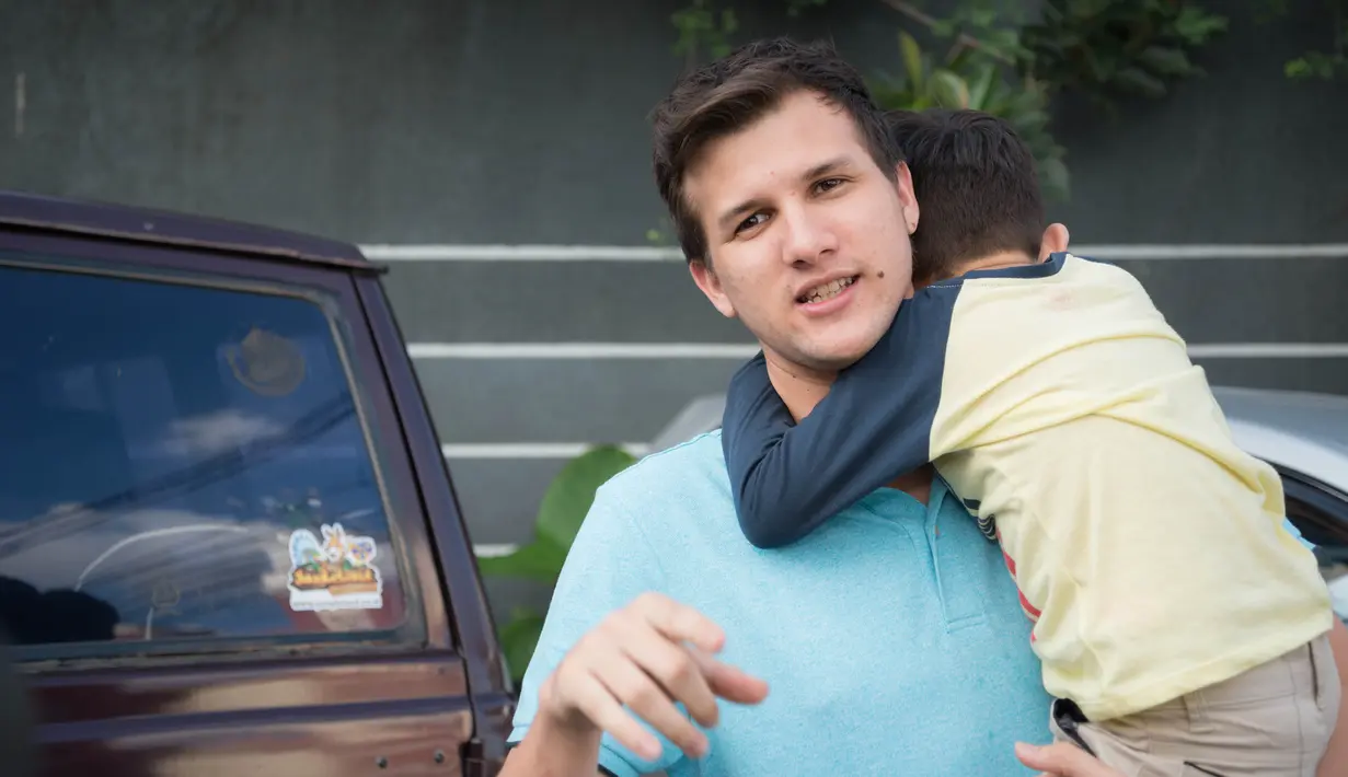 Saking manjanya, Arsen sampai memeluk Stuart seerat ini (Foto: Desmond Manullang)