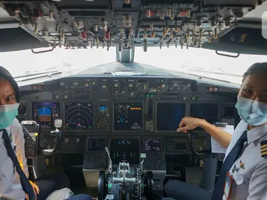 Dua pilot wanita sebelum terbang menggunakan pesawat GA 312 rute Jakarta – Surabaya, di Bandara Soekarno-Hatta, Rabu (21/4/2021). Garuda Indonesia mengadakan penerbangan khusus "Kartini Flight” melalui kehadiran pilot, awak kabin hingga release-woman yang semuanya perempuan. (Liputan6.com/Pool/GIA)