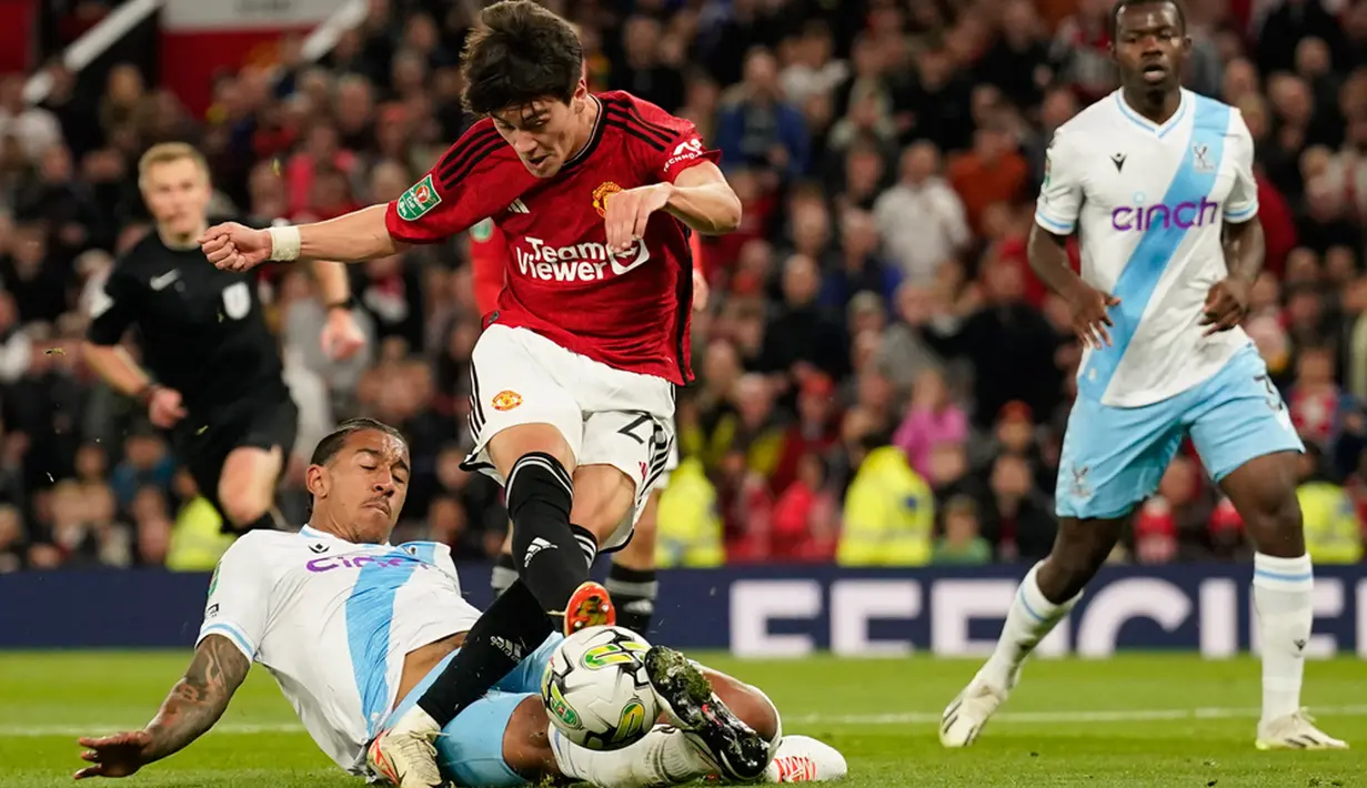 Tampil di depan publiknya, Manchester United sejak awal babak pertama tampil agresif dan terus menerus menyerang lini belakang Crystal Palace. (AP Photo/Dave Thompson)