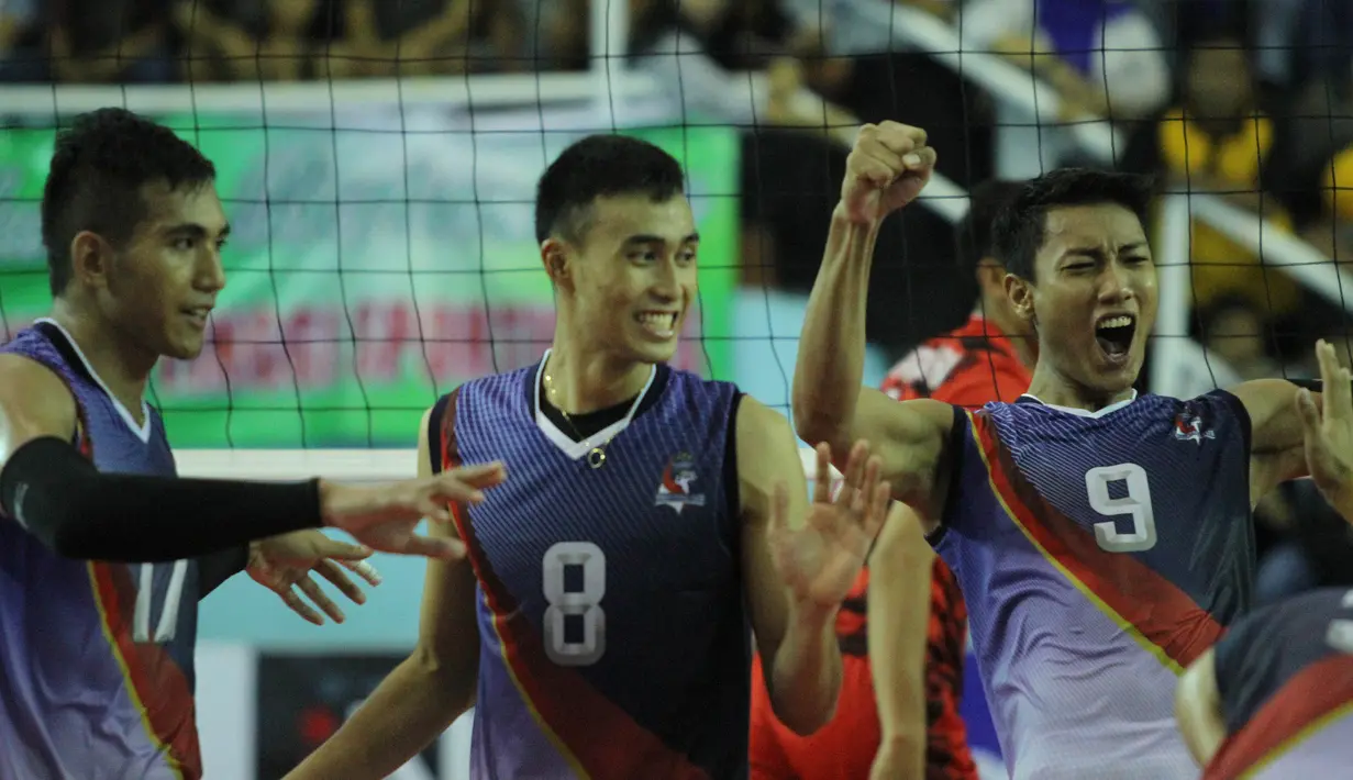 Para pevoli Bhayangkara Samator merayakan kemenangan atas TNI AU pada laga final Livoli 2017 di GOR Dimyati, Tangerang, Sabtu (9/12/2017). Bhayangkara menang 3-1 atas TNI AU. (Bola.com/Vitalis Yogi Trisna)
