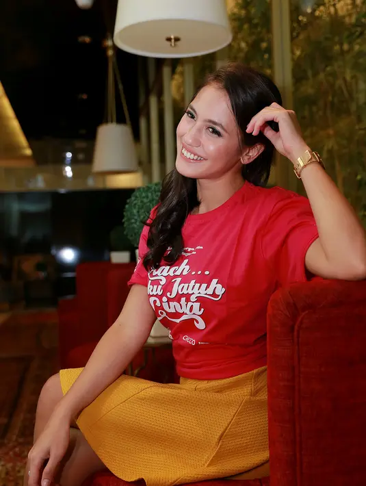 Pevita Pearce tetap bersyukur di hari ulang tahunnya ia bersama teman-temannya, meski ternyata seseorang yang diharapkannya tidak dapat ikut merayakan ulang tahun bersama. (Galih W. Satria/Bintang.com)