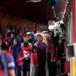 Suasana penumpang saat menunggu krl Commuter line di Stasiun Kota, Jakarta, Jumat (26/12/2014). (Liputan6.com/Faizal Fanani)  		