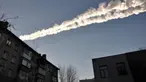 Asap bekas lintasan meteor yang jatuh di langit Kota Murmansk, Rusia Selasa (22/4/2014) (Livescine.com).