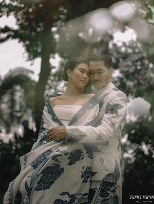 Pasangan selebriti, Syahnaz Sadiqah dan Jeje Govinda mengenakan busana batik saat melakukan sesi pemotretan prewedding di alam terbuka. (Instagram/syahnazs)