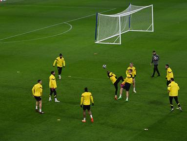 Para pemain Borussia Dortmund saat mengikuti sesi latihan di Stamford Bridge di London (6/3/2023).Borussia Dortmund akan bertanding melawan Chelsea ada leg kedua babak 16 besar Liga Champions di stamford Bridge, Inggris.(AFP/Glyn Kirk)