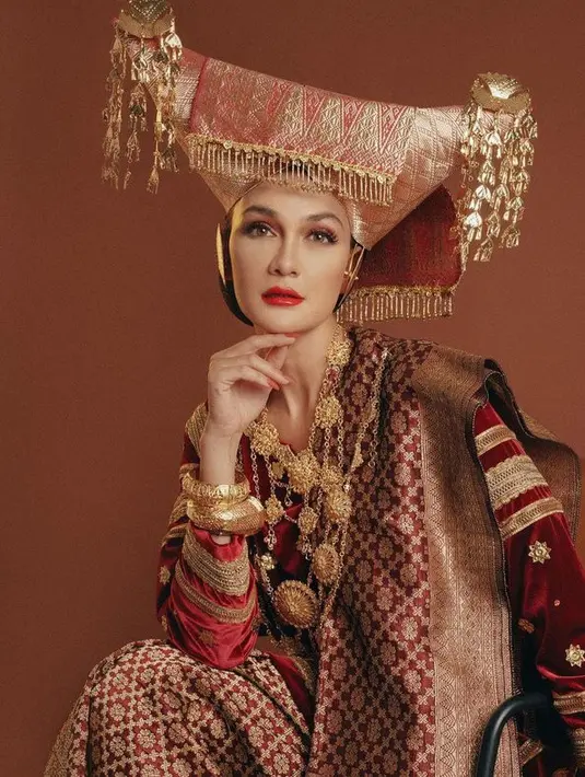 Kebaya kurung bernuansa merah semakin memesona, disempurnakan dengan aksen sulam motif emas, mengoptimalkan kemegahan busana yang dikenakan.
(Foto:  instagram.com/winstongomez/)