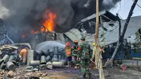 Petugas Damkar Kota Depok berjibaku memadamkan kebakaran pabrik karung di Jalan Dongkal, Kelurahan Sukatani, Kecamatan Tapos, Kota Depok. (Liputan6.com/Dicky Agung Prihanto)