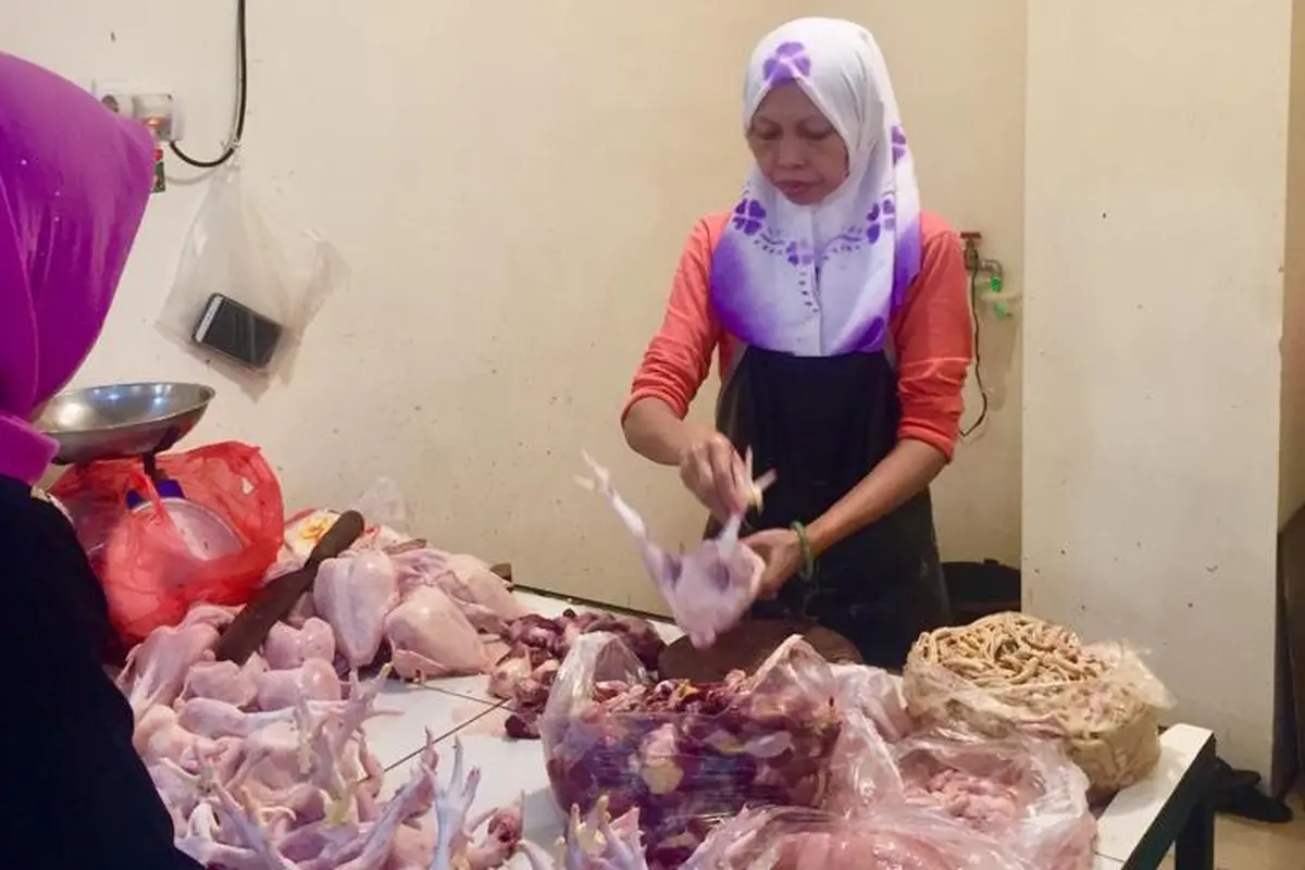Pedagang ayam potong sedang melayani pembeli di tengah kenaikan harga jelang Idul Adha 2023.