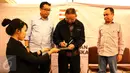 Pengurus NSC membubuhkan tanda tangan dalam peluncuran buku berjudul 'Mewujudkan Janji Kemerdekaan', Jakarta, Selasa (12/1/2016). NSC berfokus untuk menjawab persoalan kebijakan nasional dan isu-isu bangsa. (Liputan6.com/Yoppy Renato)