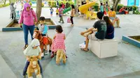 Keseruan keluarga menikmati fasilitas di taman tematik yang disediakan Pemkot Tangerang.