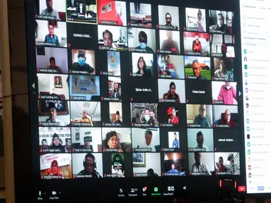 Anggota DPR mengikuti Rapat Paripurna ke-14 Masa Persidangan III 2019-2020 di Kompleks Parlemen, Senayan, Jakarta, Selasa (5/5/2019). Rapat paripurna tersebut beragendakan laporan BPK RI mengenai penyampaian Ikhtisar Hasil Pemeriksaan Semester (IHPS) II Tahun 2019. (Liputan6.com/Johan Tallo)