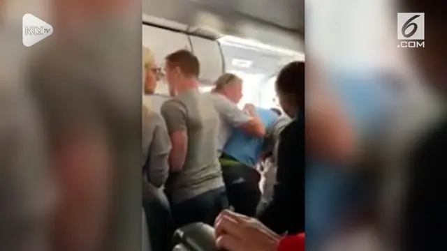 Seorang penumpang pesawat hampir saja terhisap mesin lantaran membuka pintu darurat saat pesawat akan melaju.