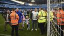 Anak-anak ikut menikmati suasana saat turun ke lapangan di Etihad Stadium, Manchester, (22/4/2018). Manchester City menang 5-0. (AFP/Oli Scarff)