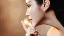 Jessica Iskandar tampil sleek dengan rambut kepang panjang yang sisakan pony sleek curl [@inijedar]