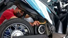 Mekanik melakukan pengecekan akhir komponen listrik sebuah sepeda motor konvensional atau motor berbahan bakar bensin menjadi motor listrik di SporaEV Bintaro, Tangerang Selatan, Banten, Kamis (9/3/2023). Selain memberikan subsidi sebesar Rp 7 juta untuk pembelian sepeda motor listrik baru, pemerintah juga memberikan subsidi sama bagi masyarakat yang mengonversi sepeda motor konvensionalnya menjadi motor listrik. (Liputan6.com/Angga Yuniar)
