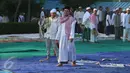 Senyum pedangdut yang juga terdakwa kasus percabulan, Saipul Jamil, usai salat Idul Fitri di Rumah Tahanan Klas I Cipinang, Jakarta, Rabu (6/7). Ini merupakan pengalaman pertama Saipul Jamil merayakan Lebaran di penjara. (Liputan6.com/Herman Zakharia)