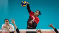 Pemain Voli Indonesia, Aprilia Santini Manganang, saat melawan Thailand pada laga Asian Games 2018 di Volley Indoor, GBK, Jakarta, Senin (27/8/2018). Indonesia kalah 1-3 dari Thailand. (Bola.com/Vitalis Yogi Trisna)