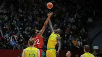 Center Timnas Basket Indonesia, Marques Bolden, berduel dengan pemain Australia pada laga FIBA Asia Cup 2022 yang digelar di Istora Senayan, Jakarta, Sabtu (16/7/2022). (Bola.com/Bagaskara Lazuardi)
