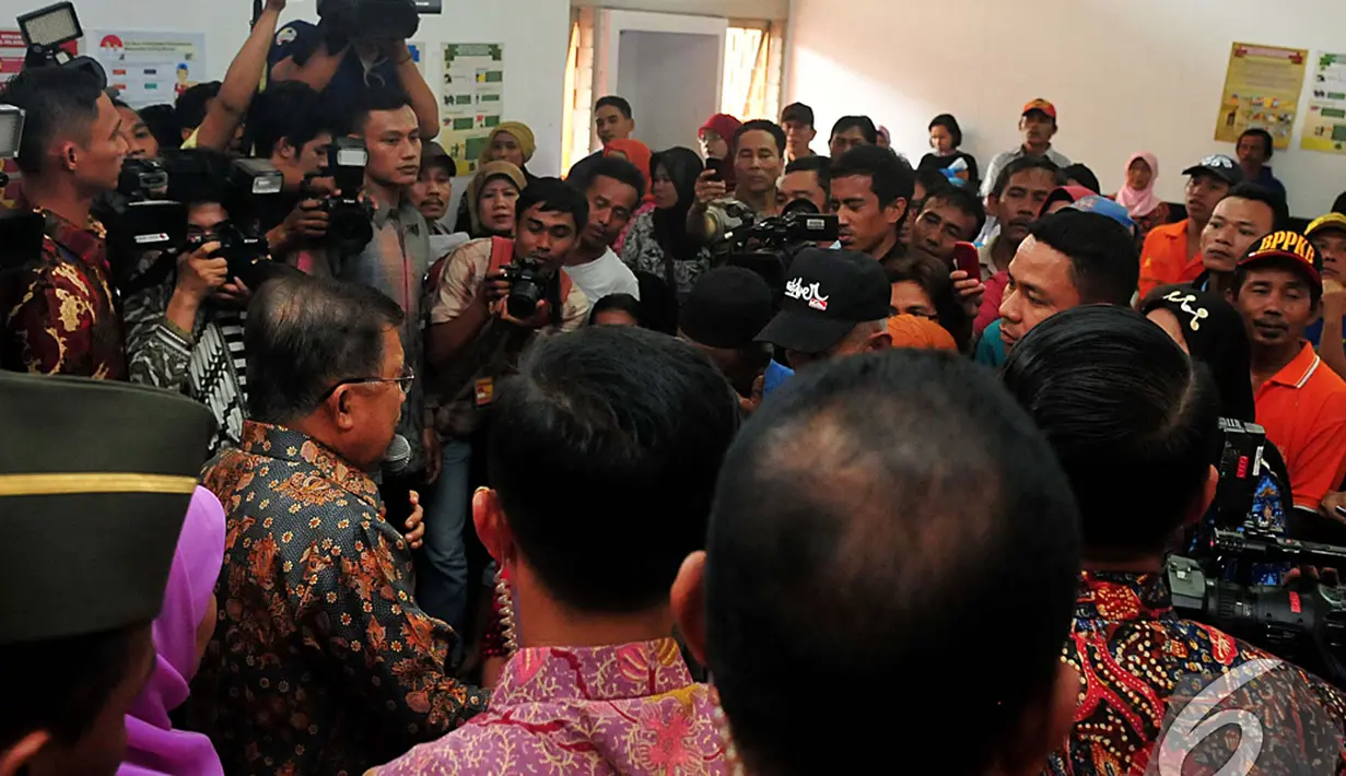 Wakil Presiden Jusuf Kalla menyampaikan keterangan saat meninjau pemberian bantuan Program Simpanan Keluarga Sejahtera (PSKS) di Kantor Pos Rawamangun, Jakarta, Rabu (19/11/2014). (Liputan6.com/Johan Tallo)