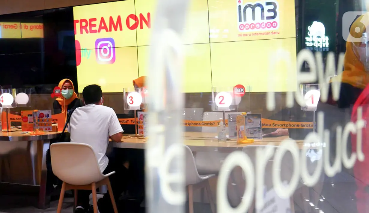 Customer service melayani pelanggan pada Harpelnas 2021 di gerai Indosat Ooredoo Mall Kota Kasablanka, Jakarta, Sabtu (04/9/2021). Kehadiran Gerai Online Indosat Ooredoo untuk meningkatkan pengalaman pelanggan di tengah masa new normal. (Liputan6.com/HO/Rizki)