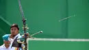 Pemanah putra Indonesia, Riau Ega Agatha membidik sasaran saat kompetisi cabang olahraga panahan Olimpiade 2016 di Rio De Janeiro, Senin (8/8). Ega mengalahkan juara dunia asal Korea Selatan, Kim Woo-jin dengan skor 6-2. (Jewel SAMAD/AFP)