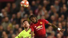 Duel udara megabintang Barcelona, Lionel Messi dan gelandang Manchester United, Fred pada leg pertama perempat final Liga Champions di Stadion Old Trafford, Rabu (10/4). Barcelona menang tipis 1-0 atas Manchester United. (Oli SCARFF / AFP)