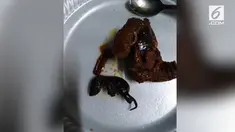 Betapa kagetnya pria asal Malaysia ini ketika menemukan bangkai anak tikus di menu makanannya itu.