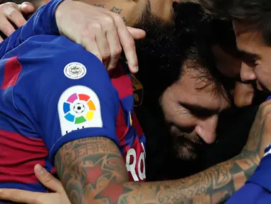Striker Barcelona, Lionel Messi (tengah) merayakan gol yang dicetaknya ke gawang  Granada pada lanjutan pertandingan La Liga Spanyol di Camp Nou, Minggu (19/1/2020). Lionel Messi tampil menjadi pahlawan kemenangan Barcelona yang mencetak satu-satunya gol di laga tersebut. (AP/Joan Monfort)