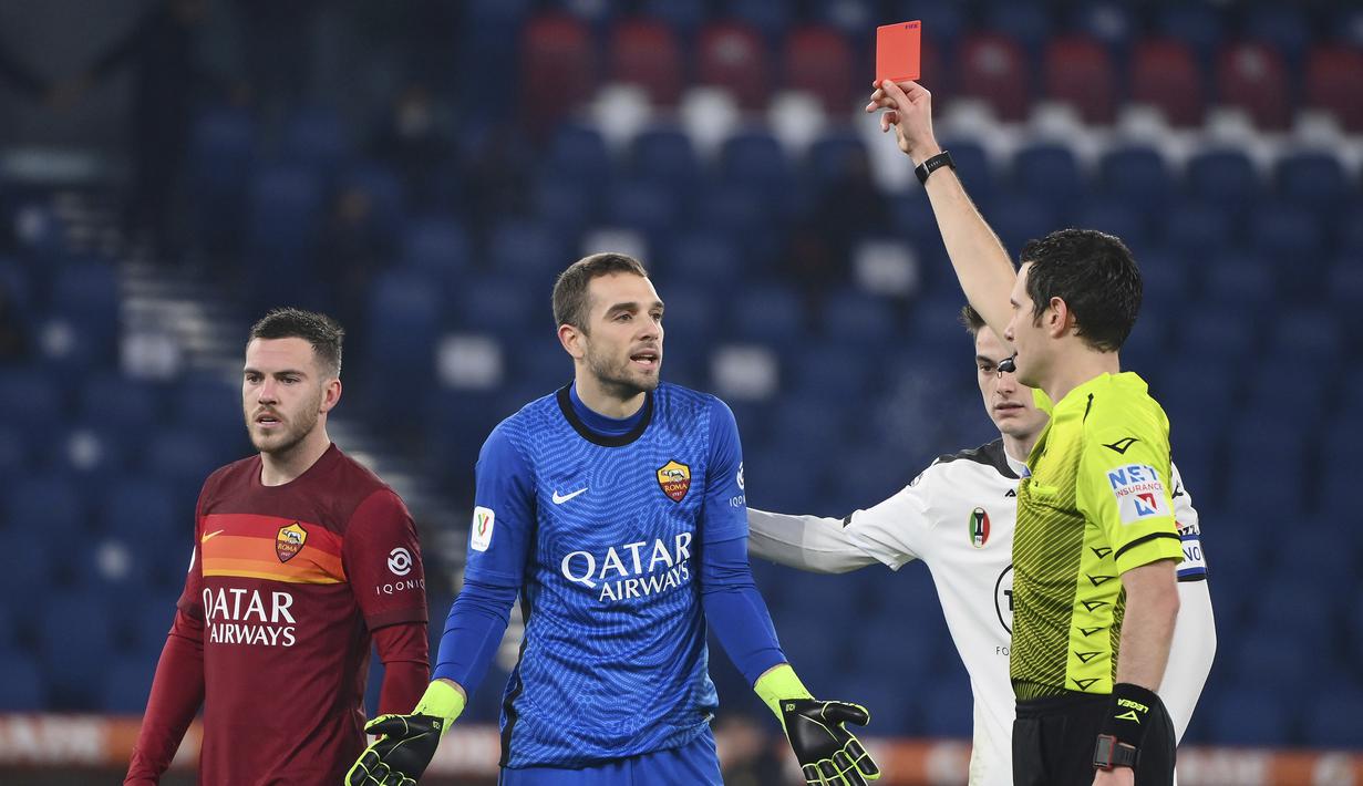 Kiper AS Roma, Pau Lopez (tengah) menerima kartu merah dari wasit Davide Ghersini dalam laga babak 16 besar Coppa Italia 2020/21 melawan Spezia di Olimpico Stadium, Roma, Selasa (19/1/2021). AS Roma kalah 2-4 (2-2) dari Spezia melalui extra time. (LaPresse via AP/Alfredo Falcone)