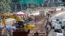 Pekerja mengerjakan pembangunan underpass atau terowongan Mampang Prapatan-Kuningan, Jakarta Selatan, Jumat (24/3). Pembangunan yang dilakukan guna mengurangi kemacetan di kawasan tersebut diperkirakan rampung pada akhir 2017. (Liputan6.com/Faizal Fanani)