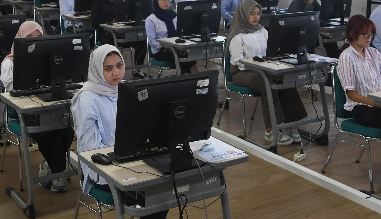 Peserta mengikuti Ujian Tulis Berbasis Komputer-Seleksi Nasional Berbasis Tes (UTBK-SNBT) di Kampus UPN Veteran, Limo, Depok, Jawa Barat, Rabu (23/4/2025). (merdeka.com/Arie Basuki)