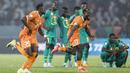 Sejumlah pemain Pantai Gading merayakan kemenangan atas Senegal pada babak 16 besar Piala Afrika 2023 di Stade Charles Konan Banny, Yamoussoukro, Selasa (30/01/2024) dini hari WIB. Pantai Gading menang dengan skor 5-4 pada babak adu penalti. (AFP/Kenzo Tribouillard)