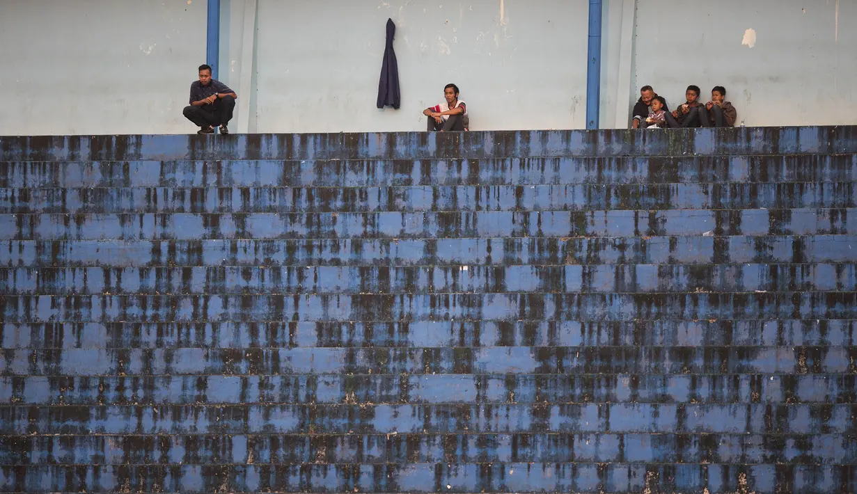 Kursi-kursi kosong pada laga Piala Jenderal Sudirman antara Sriwijaya FC melawan Gresik United di Stadion Kanjuruhan, Malang, Kamis (19/11/2015). (Bola.com/Vitalis Yogi Trisna)