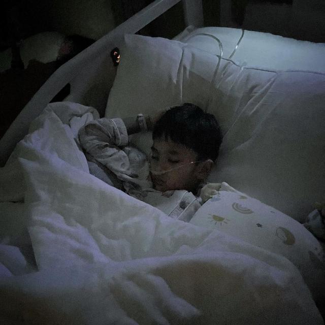 Salah satu anak Zaskia Adya Mecca yang dirawat di rumah sakit pekan lalu. (Foto: Dok. Instagram @zaskiadyamecca)