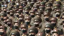 Tentara mengenakan masker wajah untuk membantu mengekang penyebaran virus corona COVID-19 saat rapat umum untuk menyambut Kongres ke-8 Partai Buruh Korea di Lapangan Kim Il Sung, Pyongyang, Korea Utara, Senin (12/10/2020). (AP Photo/Jon Chol Jin)
