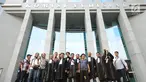 Sejumlah advokat muda berkumpul usai melakukan pertemuan dengan komisioner Komisi Yudisial di Jakarta, Kamis (18/5). Kedatangan mereka untuk melakukan audiensi dan memberikan dukungan moril kepada KY. (Liputan6.com/Helmi Fithriansyah)