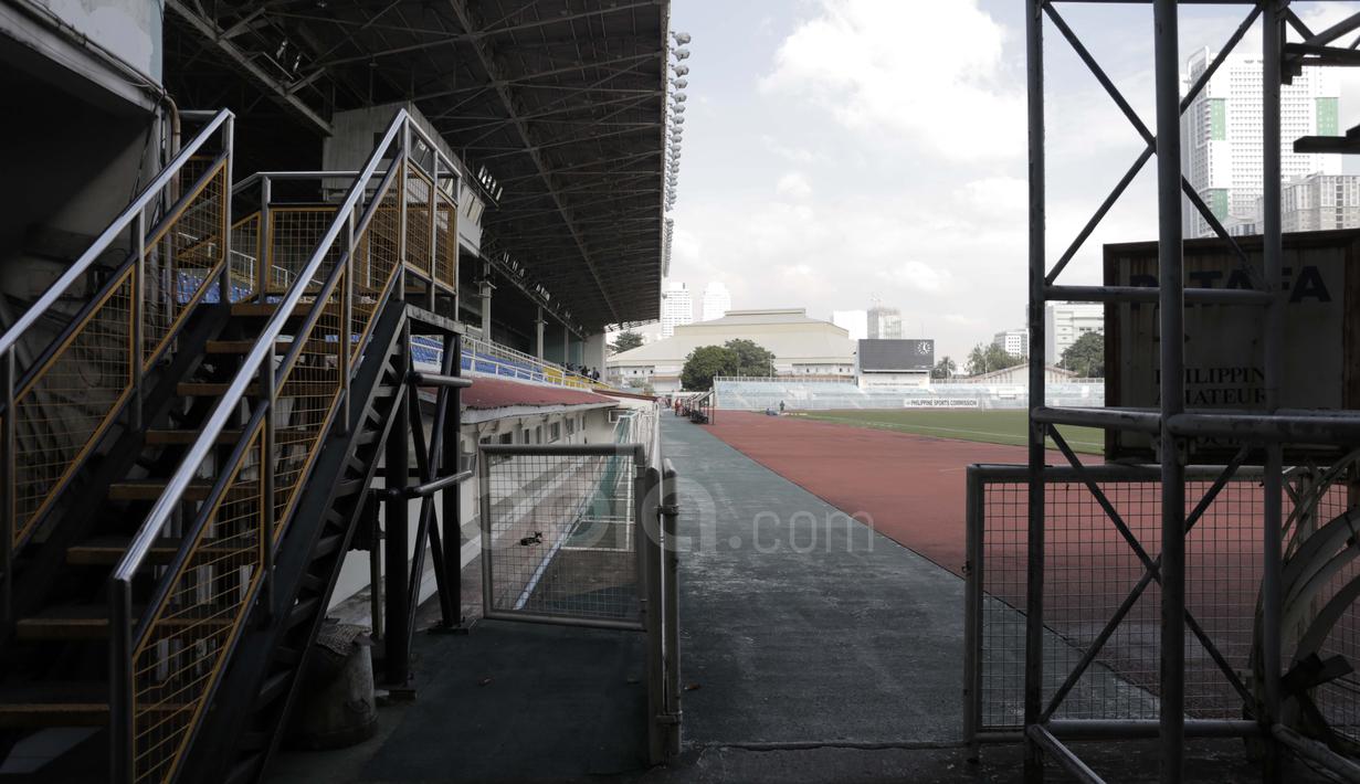 Salah satu sudut Rizal Memorial Stadium dengan tangga menuju tribun penonton. (Bola.com/Nicklas Hanoatubun)