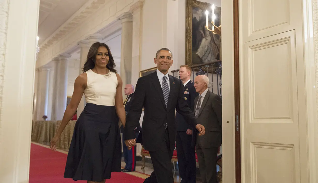 Foto ini diambil saat Barack Obama dan istri memasuki East Room untuk Ceremony Awarding the Presidential Medal of Freedom di White House, Washington. (MICHAEL REYNOLDS/EPA/REX/SHUTTER/HollywoodLife)