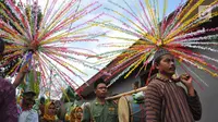 Peserta melakukan prosesi Gelar Budaya Nyadran Kali di Desa Wisata Kandri, Kecamatan Gunungpati, Semarang, Jawa Tengah, Kamis (14/2). Warga melaksanakan rangkaian prosesi, mulai dari kirab, penuangan air ke sawah, melempar kembang. (Liputan6.com/Gholib)