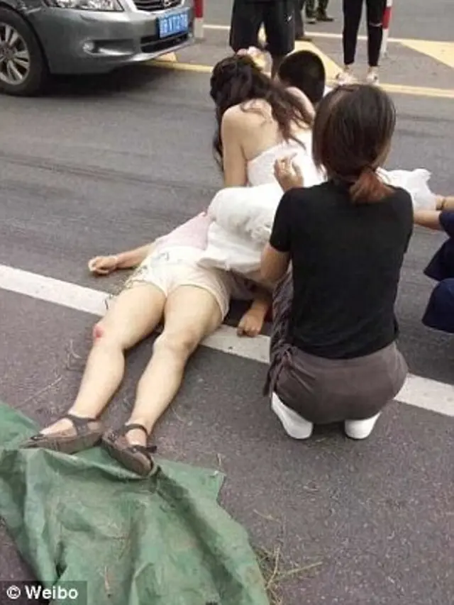 [Bintang] Mengenakan Baju Pengantin, Perempuan Ini Tolong Korban Kecelakaan di Jalan