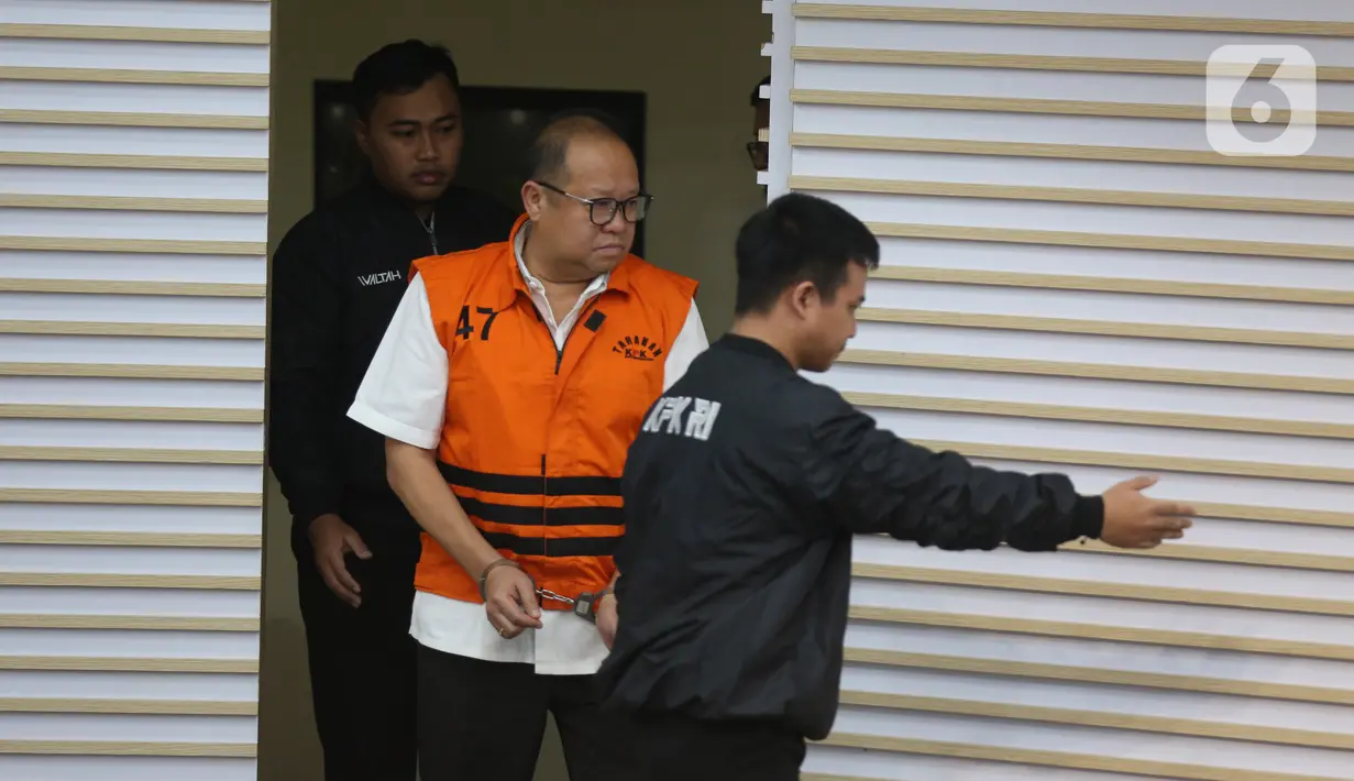 Hendarto disangkakan melanggar Pasal 2 ayat (1) atau Pasal 3 UndangUndang Nomor 31 Tahun 1999 tentang Pemberantasan Tindak Pidana Korupsi sebagaimana telah diubah dengan Undang-Undang Nomor 20 Tahun 2001 tentang Perubahan Atas Undang-Undang Nomor 31 Tahun 1999 tentang Pemberantasan Tindak Pidana Korupsi Jo Pasal 55 Ayat (1) ke-1 KUHP. (Liputan6.com/Helmi Fithriansyah)