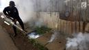 Petugas melakukan pengasapan (fogging) untuk memutus siklus hidup nyamuk aedes aegypti di Jalan Delima Raya, Jakarta Barat, Selasa (30/4/2019). Pengasapan itu untuk mencegah penyebaran wabah penyakit Demam Berdarah Dengue (DBD) saat musim hujan mulai terjadi di Jakarta. (Liputan6.com/Johan Tallo)