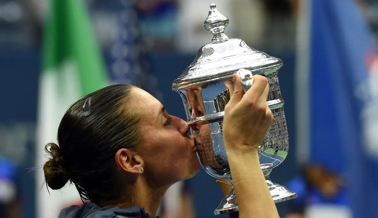 Flavia Penneta sukses meraih titel Grand Slam AS Terbuka 2015 untuk kali pertama setelah menundukkan Roberta Vinci di final. Minggu (13/9/2015) dini hari WIB. (AFP Photo/Timothy A. Clary)