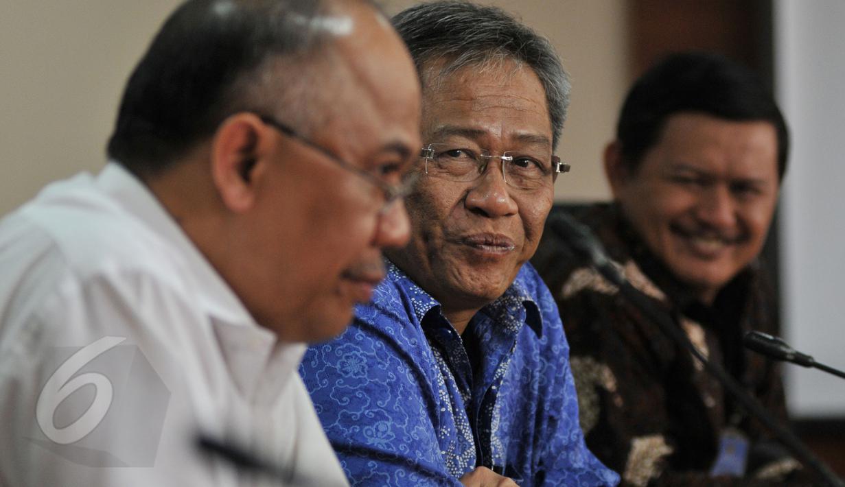 Mantan Direktur Usaha Mikro Kecil dan Menengah (UMKM) PT BRI Tbk,  Djarot Kusumayakti (tengah) saat jumpa pers di kantor Kementerian BUMN, Jakarta, Senin (8/6). Djarot Kusumayakti resmi dilantik sebagai Dirut Bulog. (Liputan6.com/Johan Tallo)