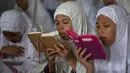 Santri membaca Al Quran saat tadarus massal awal Ramadhan 1440 H di Pesantren Ar-Raudhatul Hasanah, Medan, Sumatera Utara pada 6 Mei 2019. Tadarus yang diikuti sedikitnya 3.200 santri tersebut merupakan kegiatan rutin selama bulan Ramadan di pesantren tersebut. (AP/Binsar Bakkara)