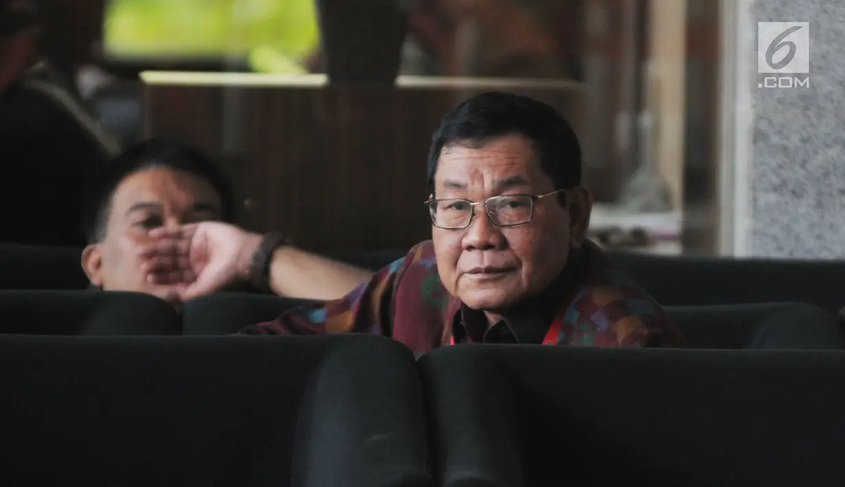 Wakil Bupati Kabupaten Mesuji Saply TH menunggu untuk menjalani pemeriksaan di Gedung KPK, Jakarta, Kamis (16/5/2019). Saply diperiksa sebagai saksi untuk tersangka Bupati Mesuji Khamami pada kasus dugaan suap terkait proyek infrastruktur di Kabupaten Mesuji TA 2018. (merdeka.com/Dwi Narwoko)