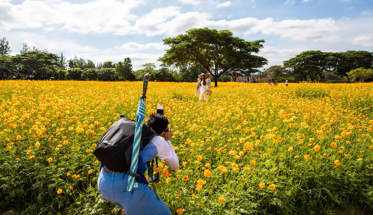 Seorang turis berpose di Jim Thompson Farm, Provinsi Nakhon Ratchasima, Thailand, 19 Desember 2020. Sejak 2001, Jim Thompson Farm mulai membuka pintunya setiap tahun pada bulan Desember sebagai situs pertanian bagi pengunjung yang mencintai alam. (Xinhua/Zhang Keren)
