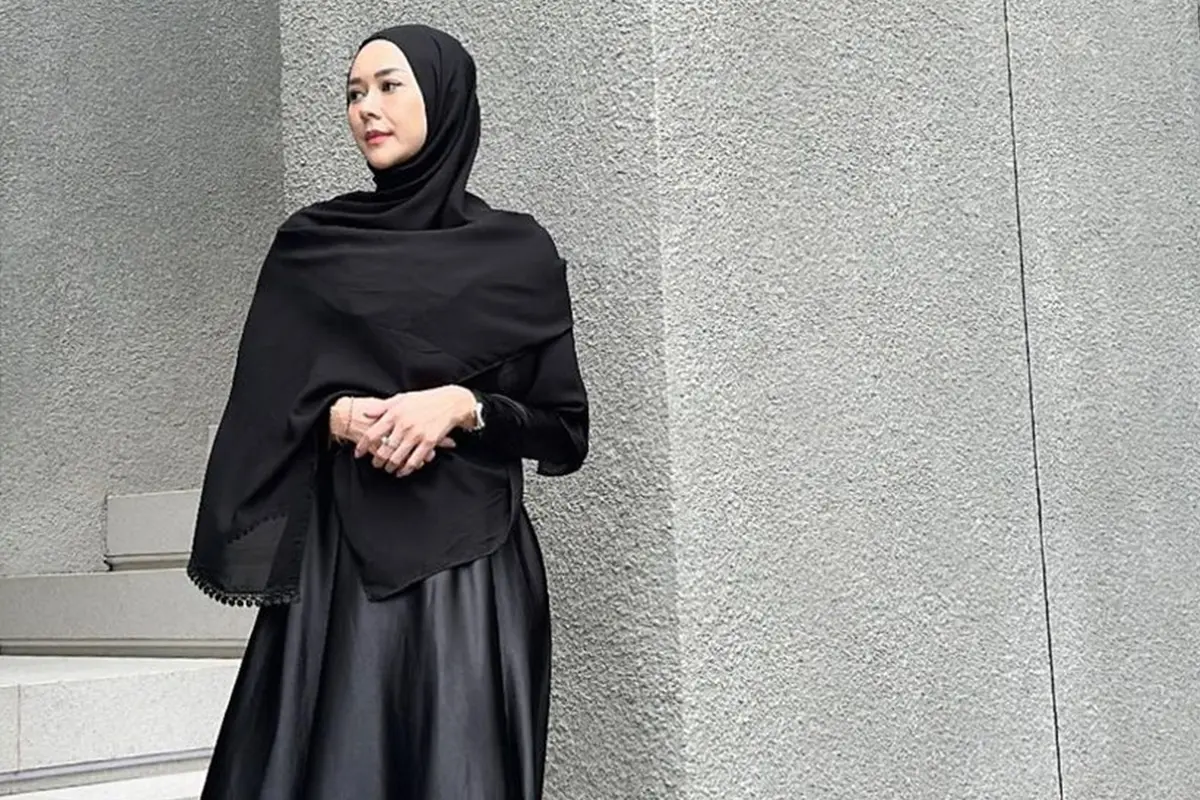 Potret Aura Kasih Pakai Hijab Hitam Ini Terlihat Anggun, Banjir Pujian