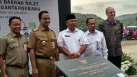 Gubernur DKI Jakarta Anies Baswedan meresmikan tempat pencucian truk sampah di TPST Bantargebang. (Liputan6.com/ Ika Defianti)
