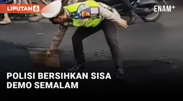 Polisi Sapu Bersih Sisa-sisa Pembakaran Pendemo